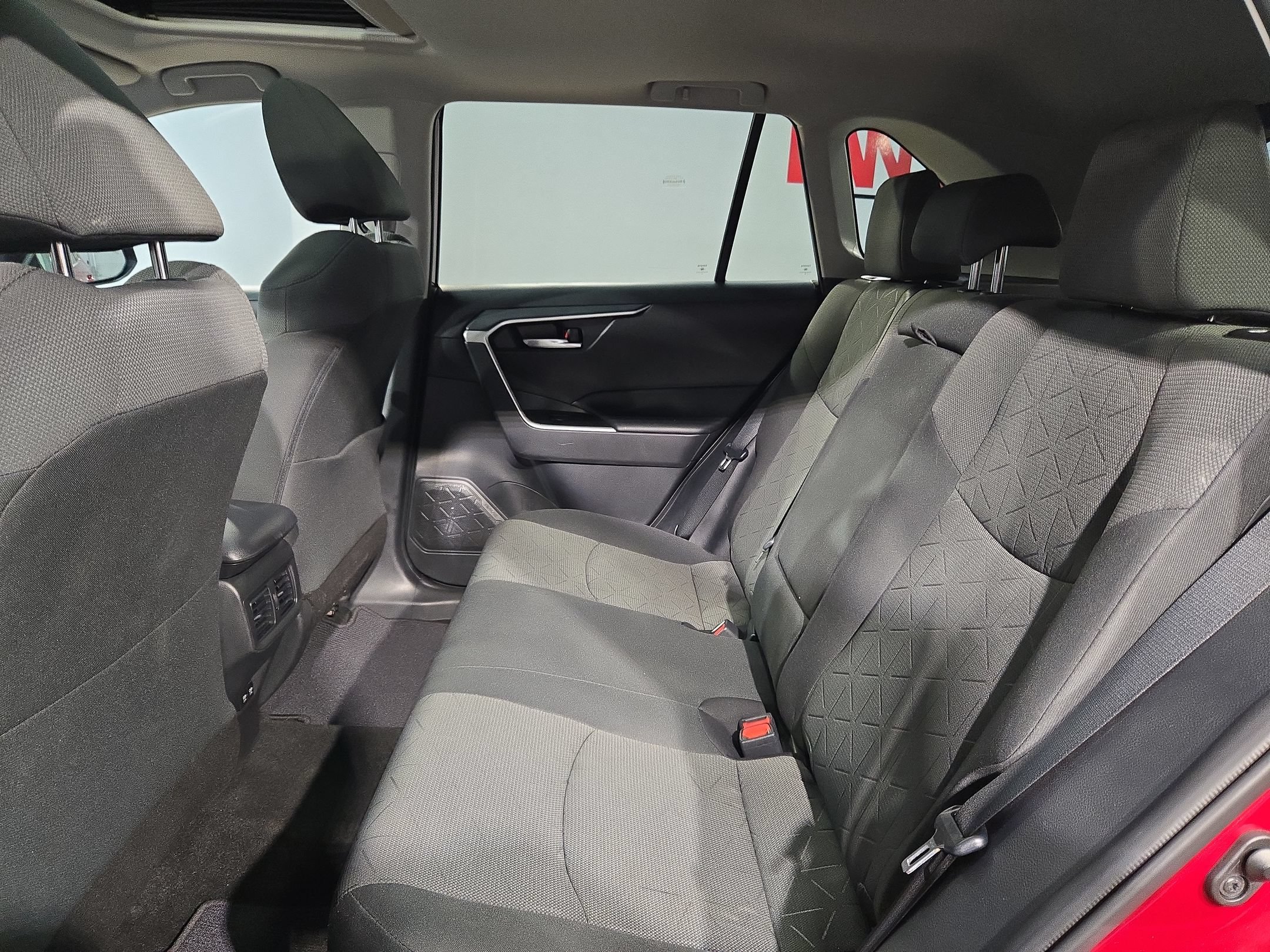 Used 2020 Toyota RAV4 XLE w/ Convenience Package FWD image 37