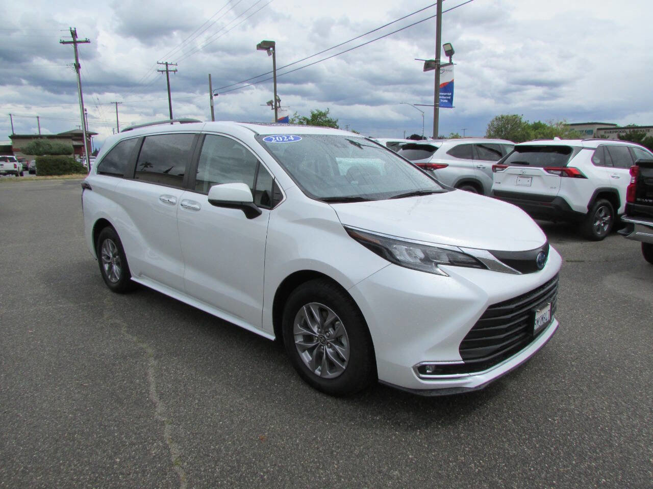 Used 2024 Toyota Sienna XLE image 5