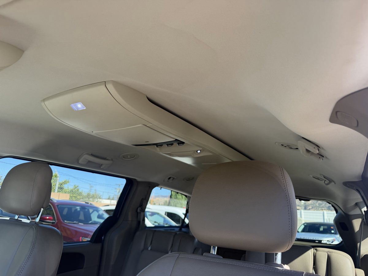 Used 2013 Chrysler Town & Country Touring-L w/ Driver Convenience Group FWD image 24