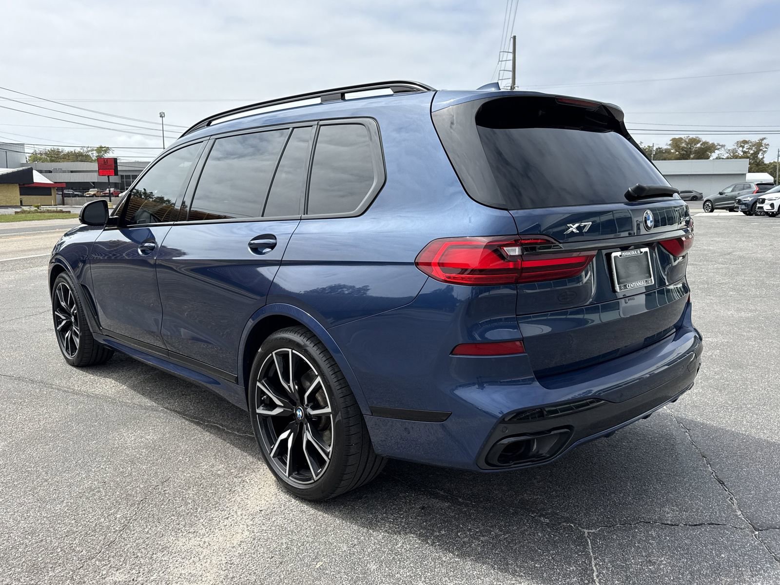 Used 2022 BMW X7 xDrive40i w/ M Sport Package image 3