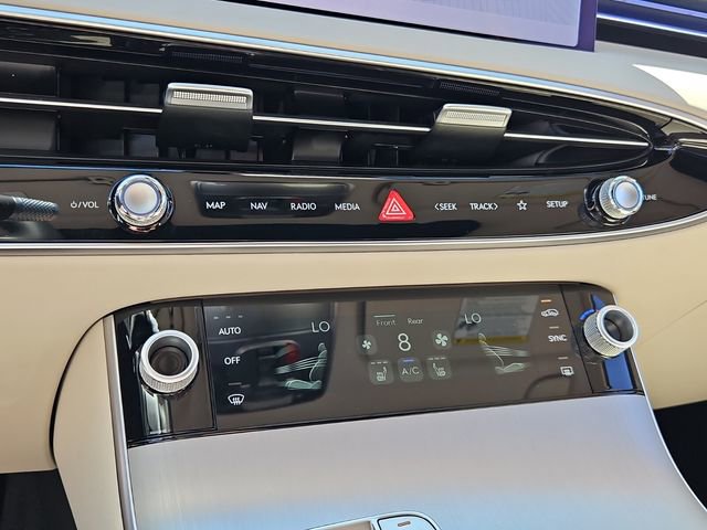 Used 2026 Genesis GV70 2.5T Select image 23