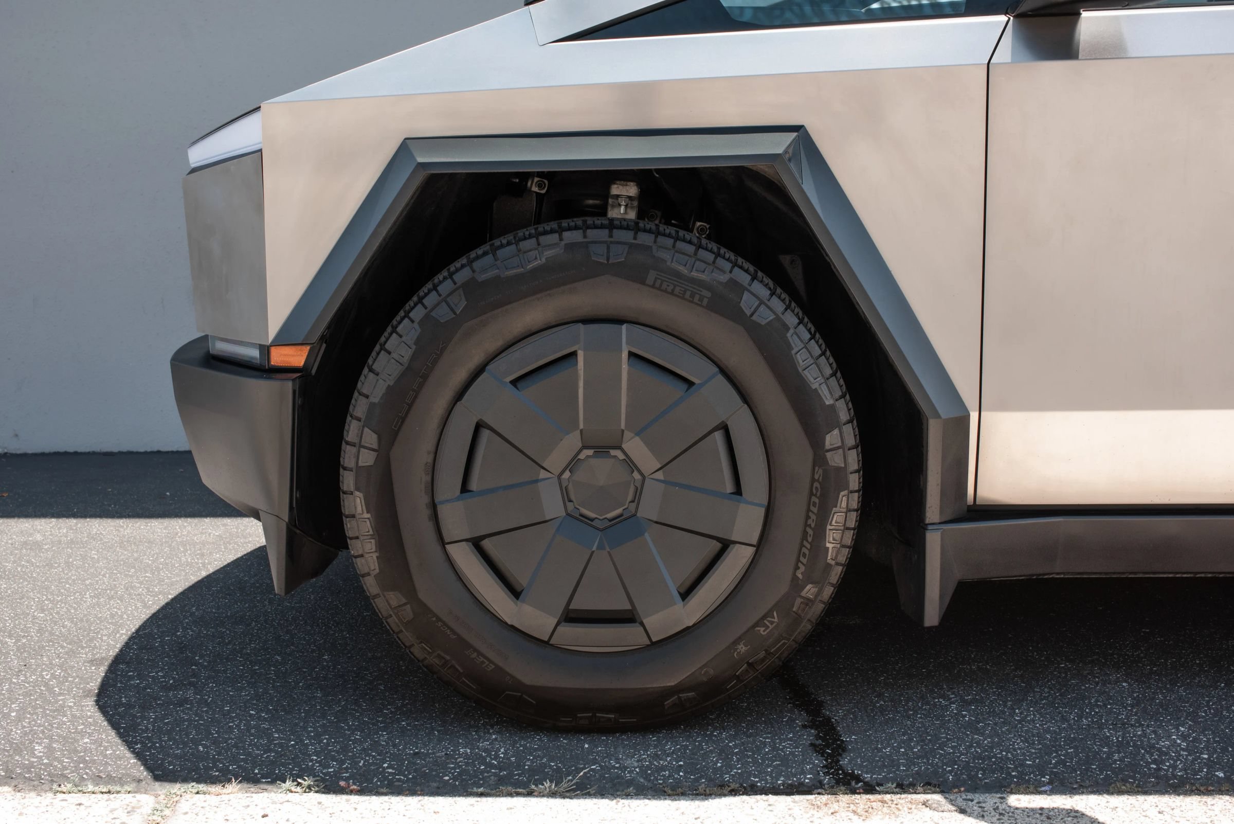Used 2025 Tesla Cybertruck AWD Crew Cab image 37