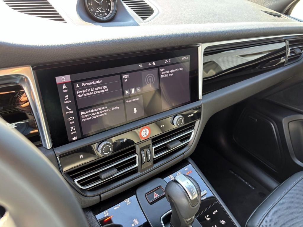 Certified 2025 Porsche Macan image 31