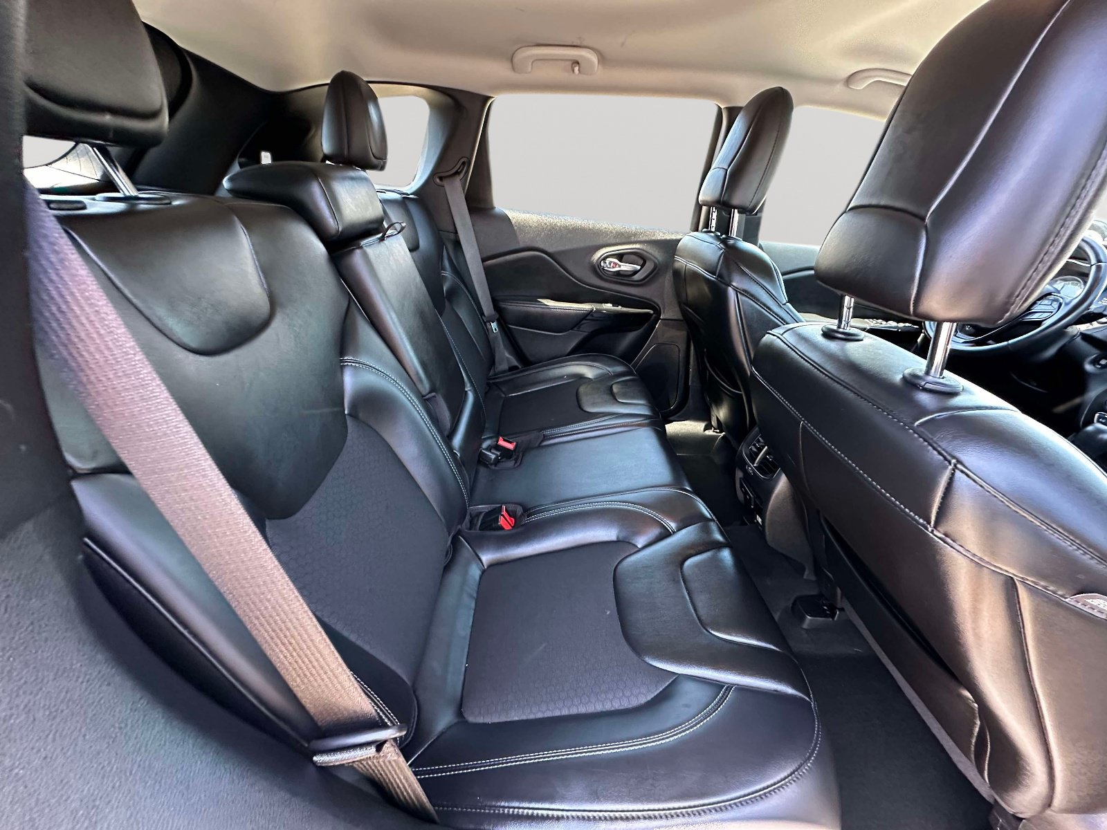 Used 2020 Jeep Cherokee Latitude Plus AWD/4WD image 25