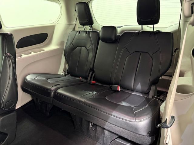 Used 2023 Chrysler Pacifica Touring-L image 27