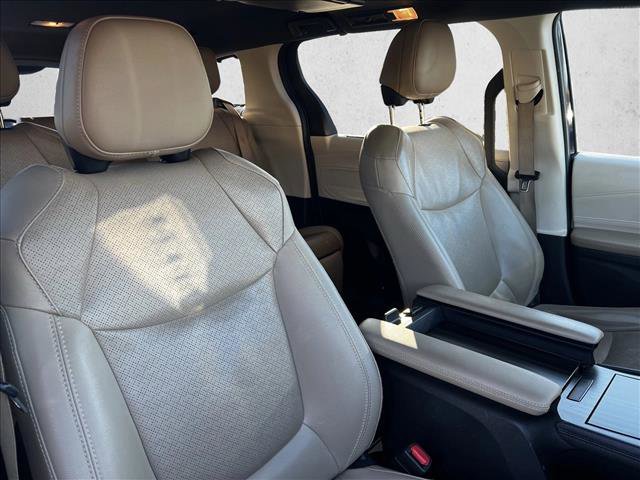 Used 2021 Toyota Sienna Limited image 22
