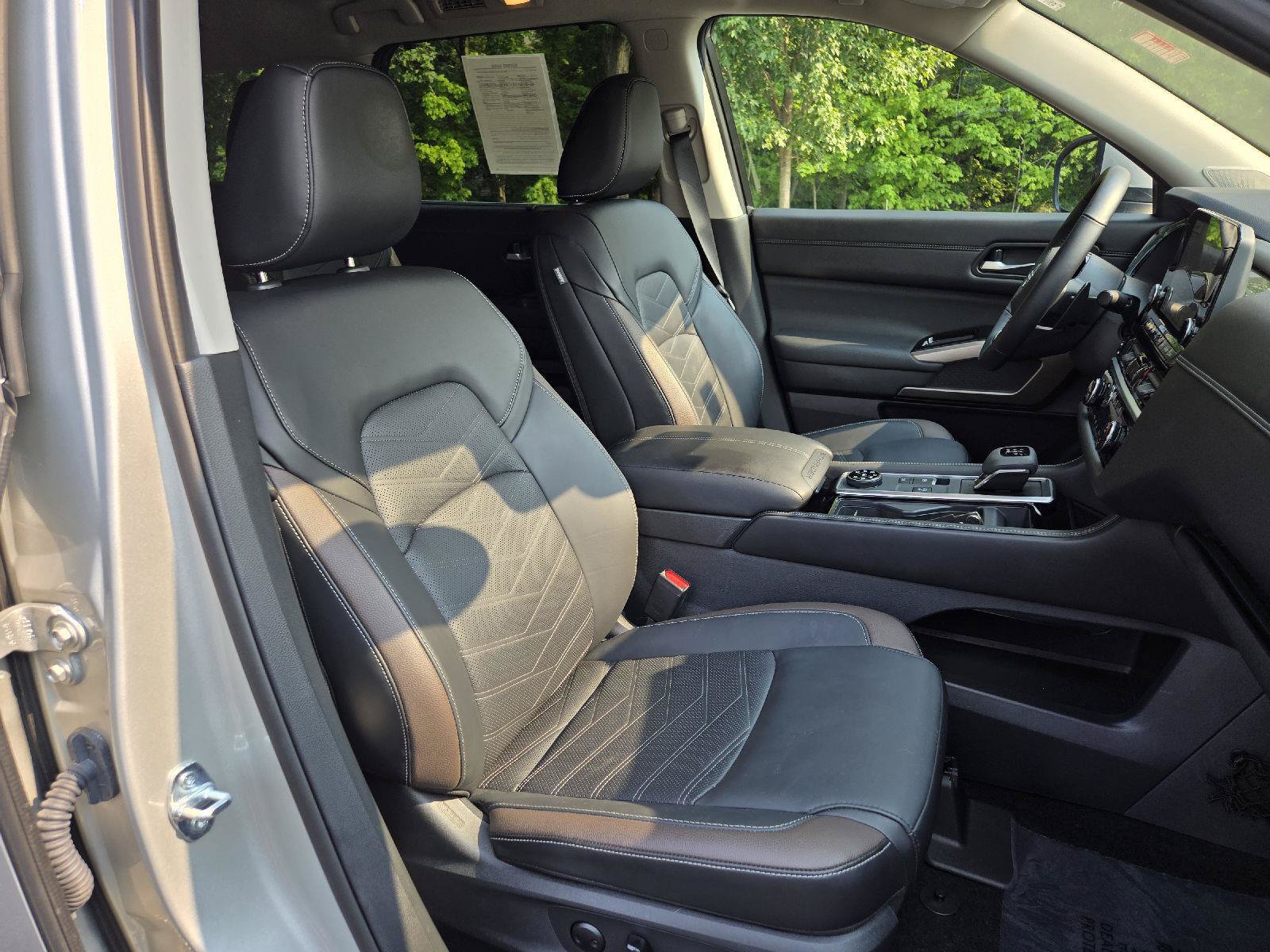 Used 2025 Nissan Pathfinder Platinum AWD/4WD image 24