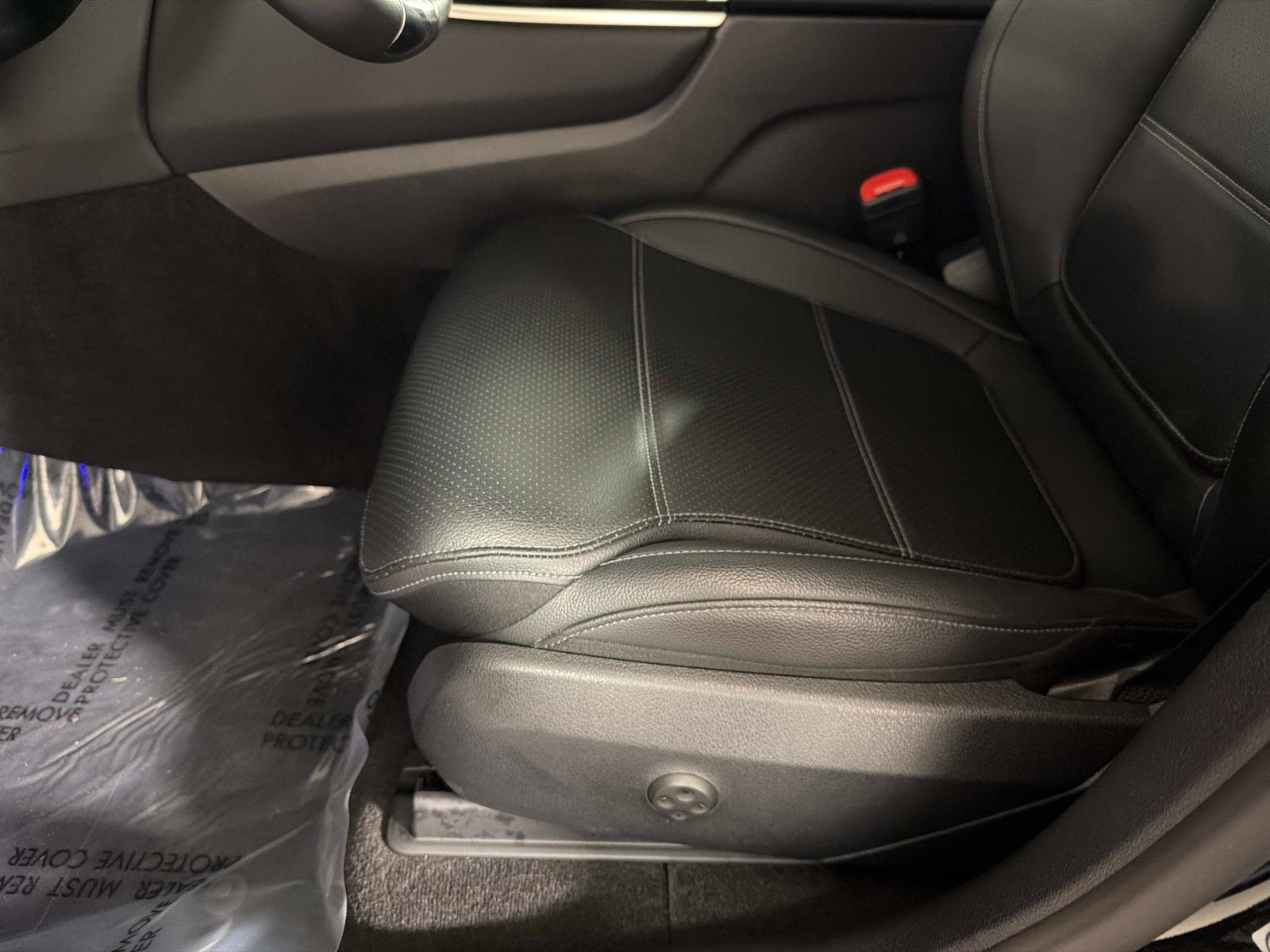 Used 2025 Mercedes-Benz GLC 300 4MATIC image 38