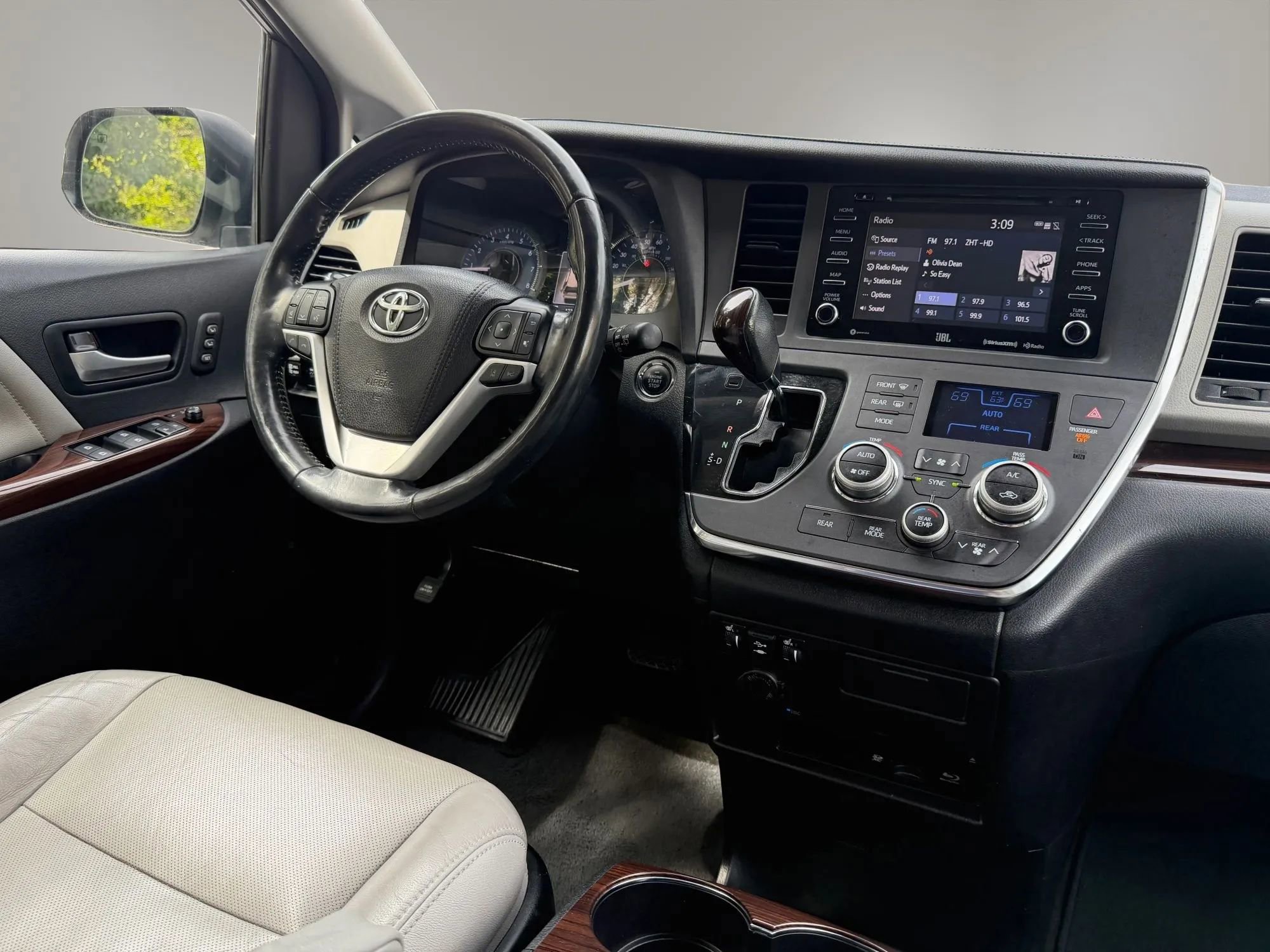 Used 2018 Toyota Sienna Limited Premium image 28