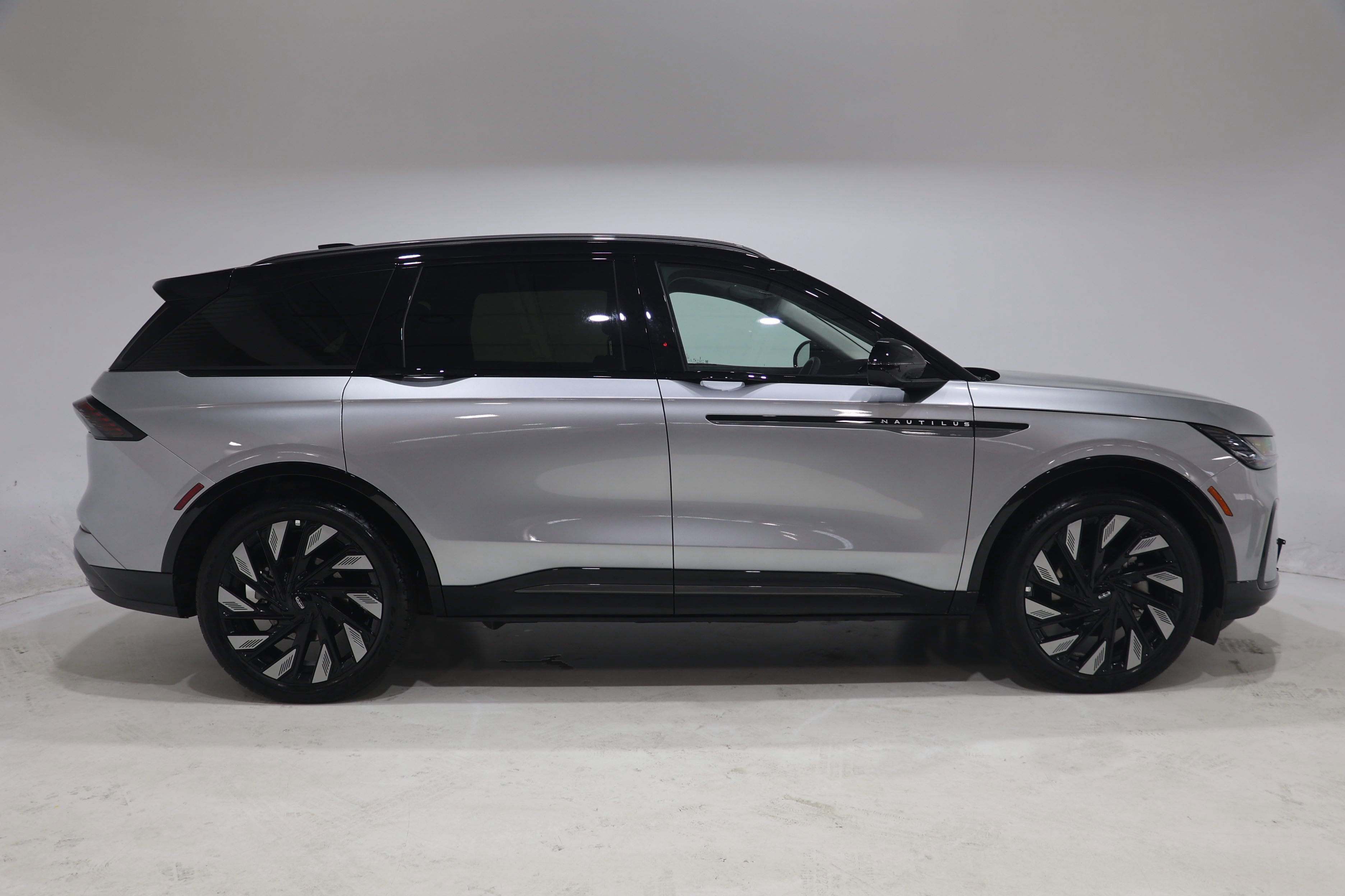Used 2026 Lincoln Nautilus Reserve w/ Jet Appearance Package AWD/4WD image 9