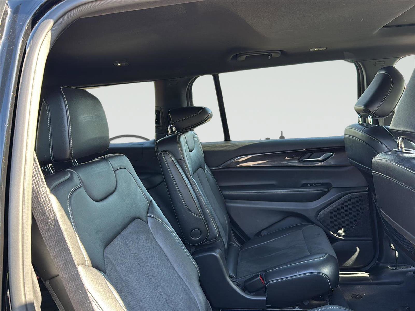 Used 2023 Jeep Grand Cherokee L Laredo image 34