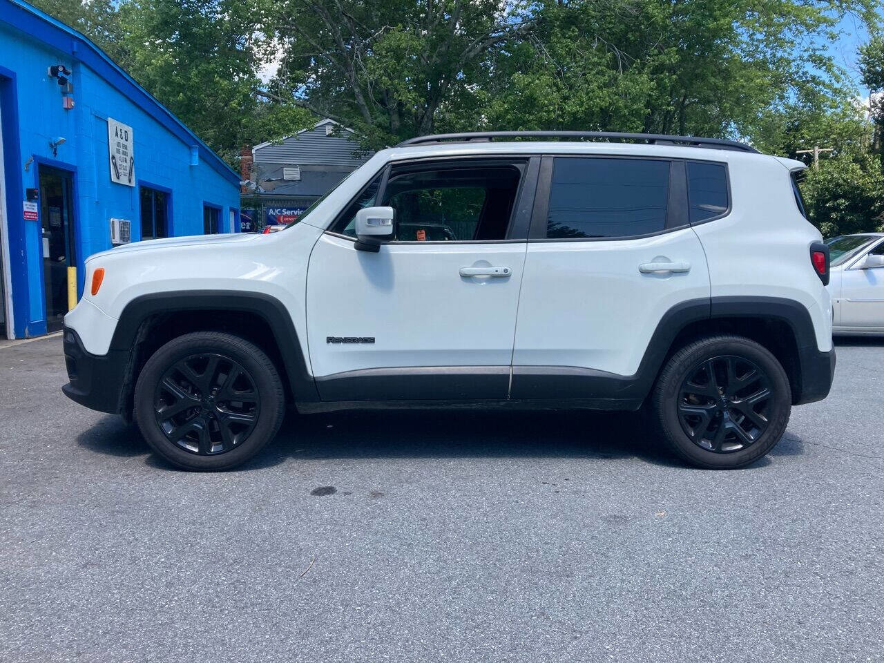 Used 2017 Jeep Renegade Altitude image 3