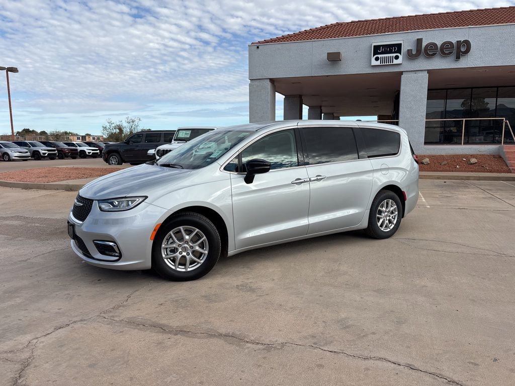 Used 2024 Chrysler Pacifica Touring-L image 1