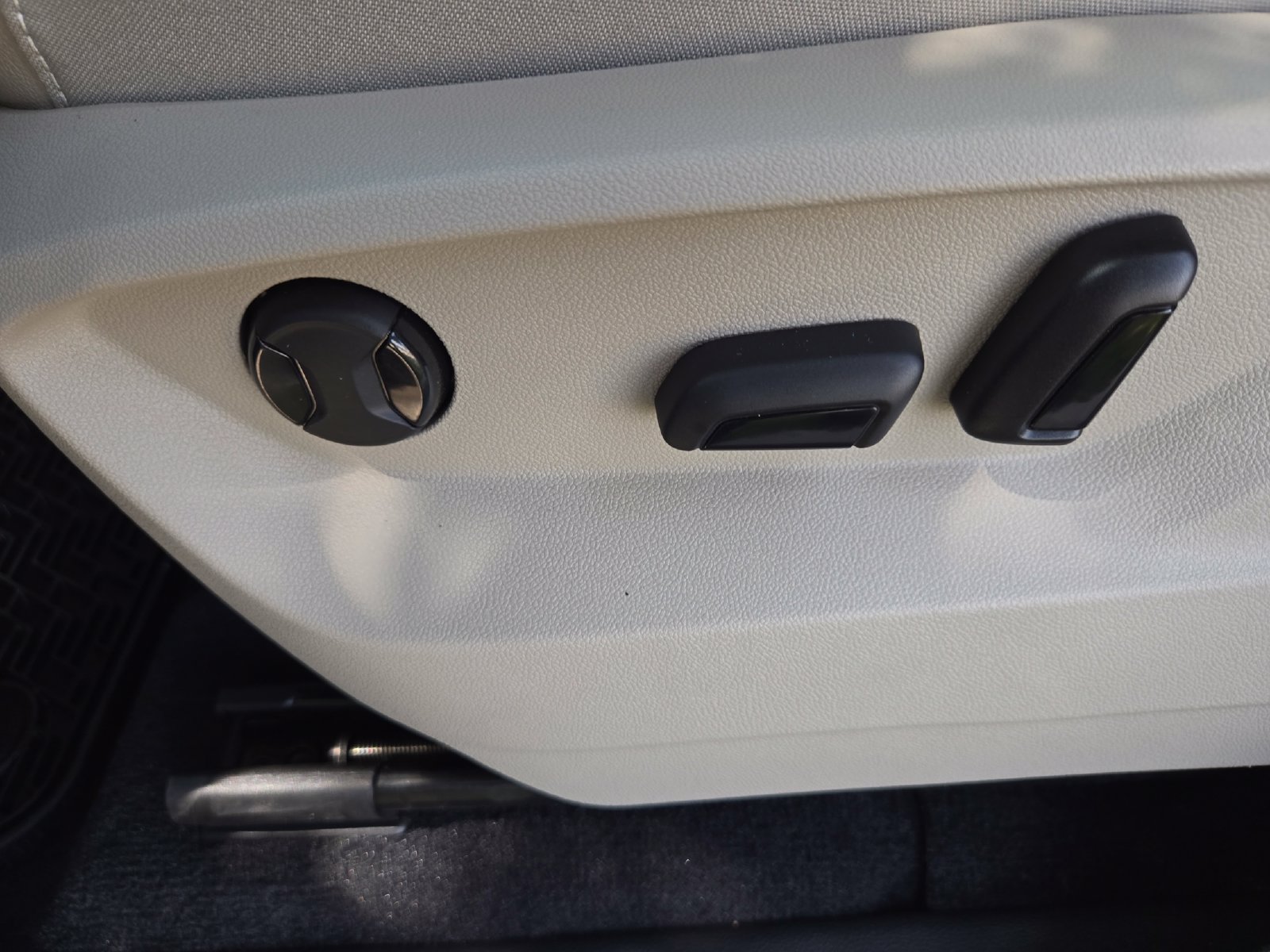 Used 2024 Volkswagen Atlas SE FWD image 25