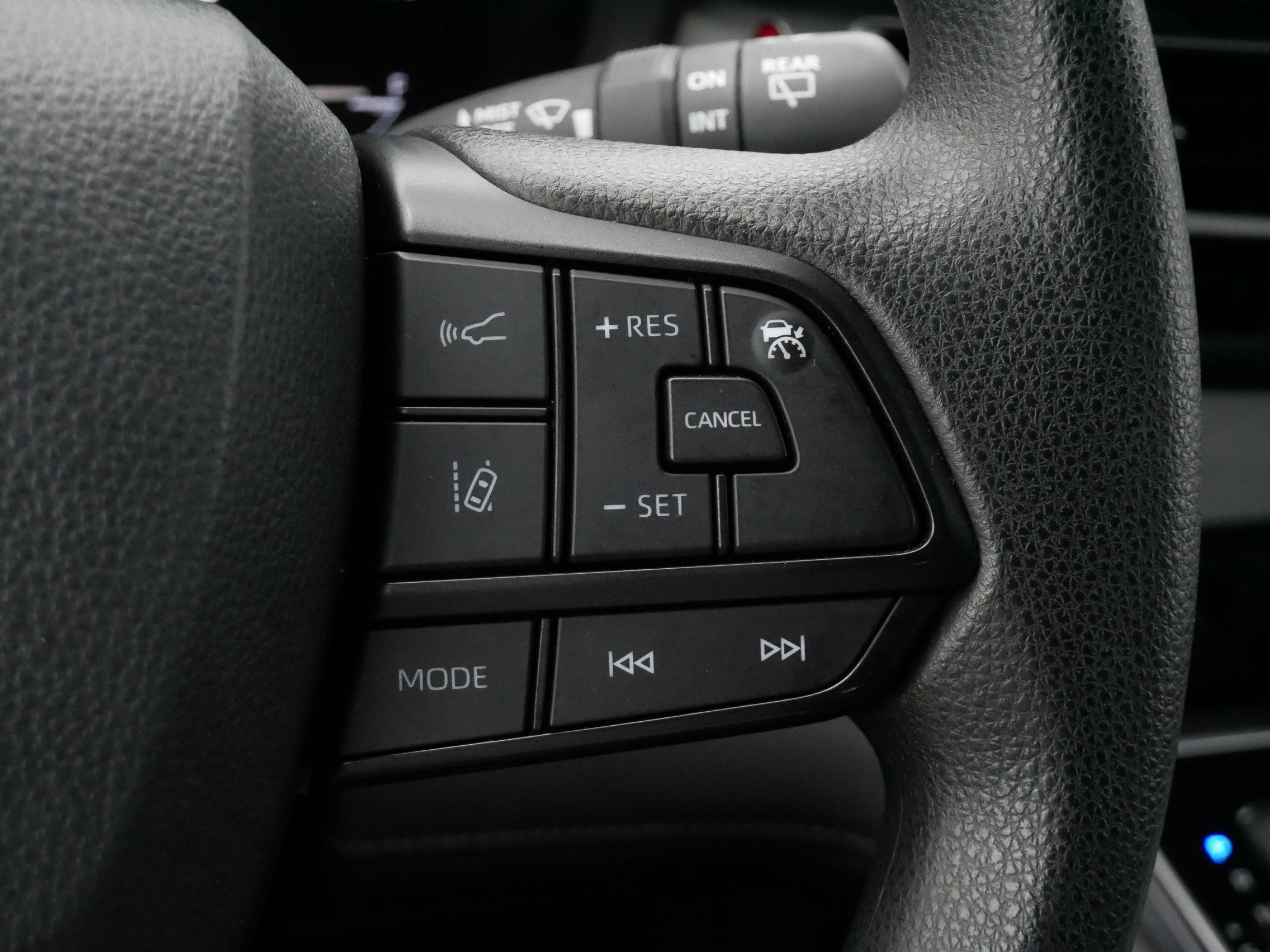 Certified 2025 Toyota Sienna LE FWD image 26