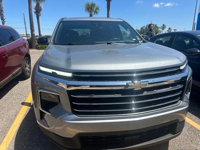 Used 2025 Chevrolet Traverse LT FWD image 3