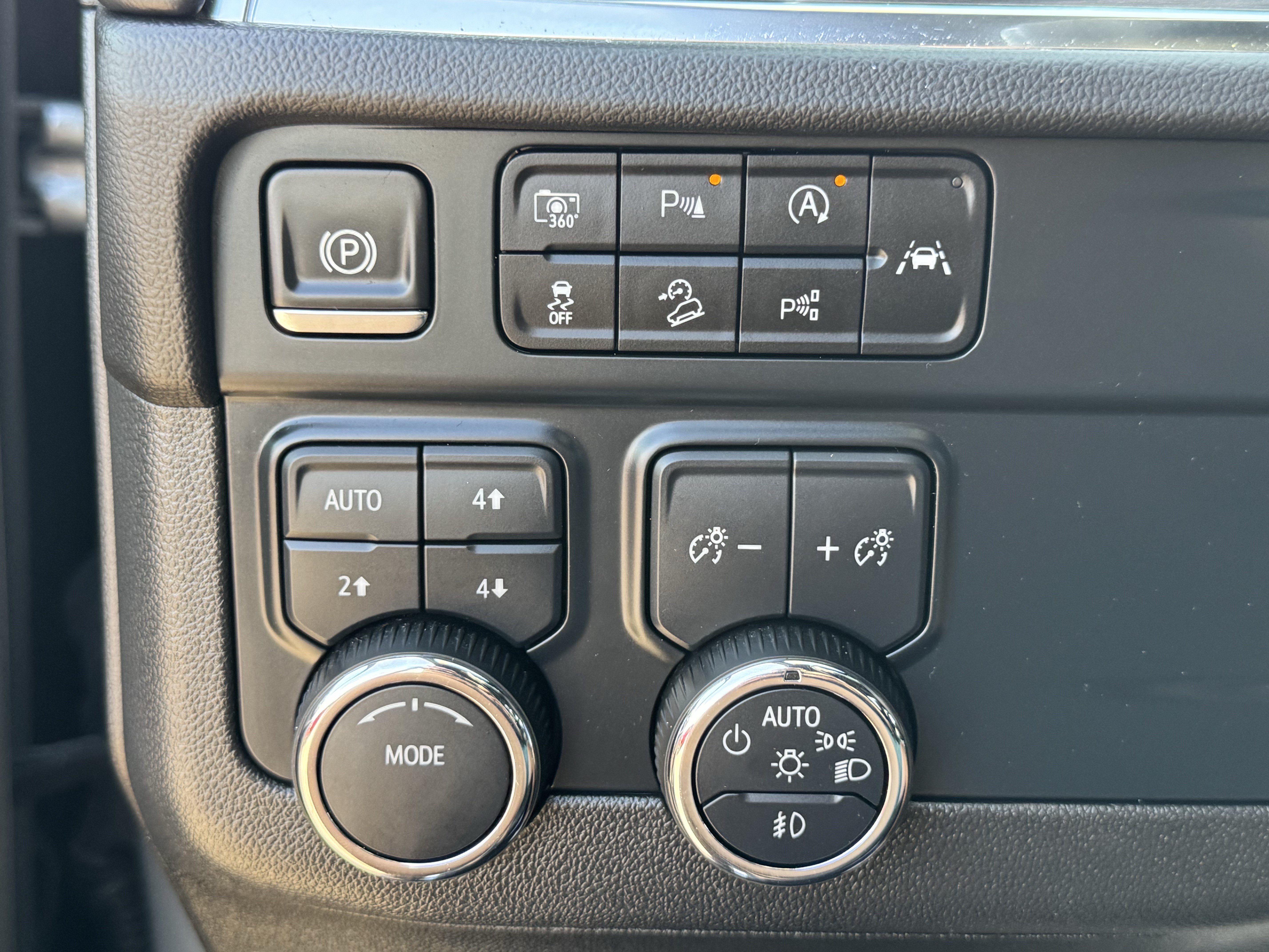 Used 2025 Chevrolet Suburban Z71 AWD/4WD image 21