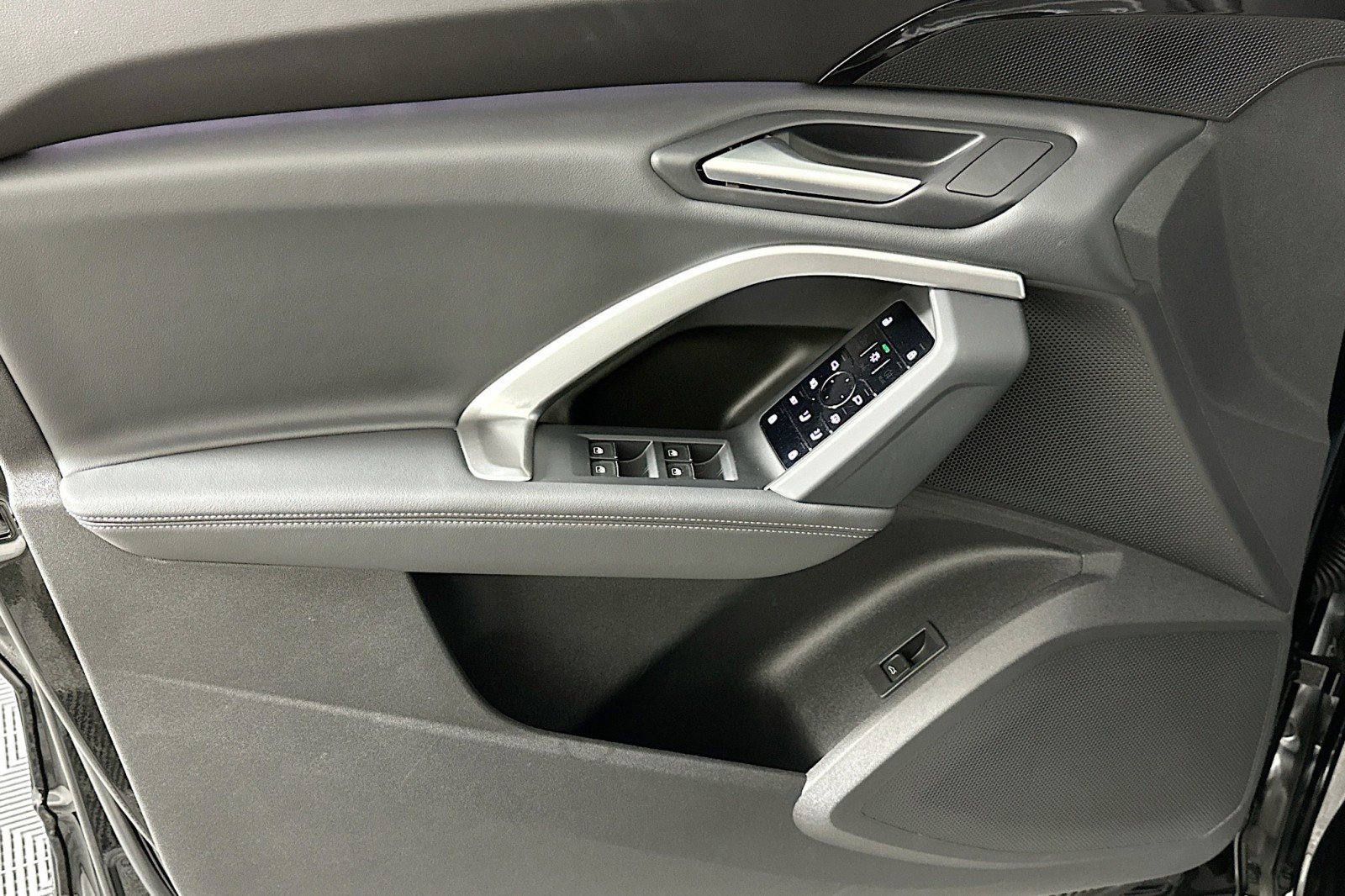 Used 2025 Audi Q5 Premium w/ Convenience Package image 21