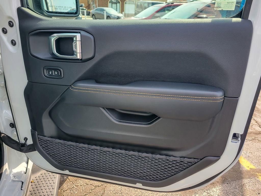 Used 2025 Jeep Wrangler Unlimited Sahara image 21