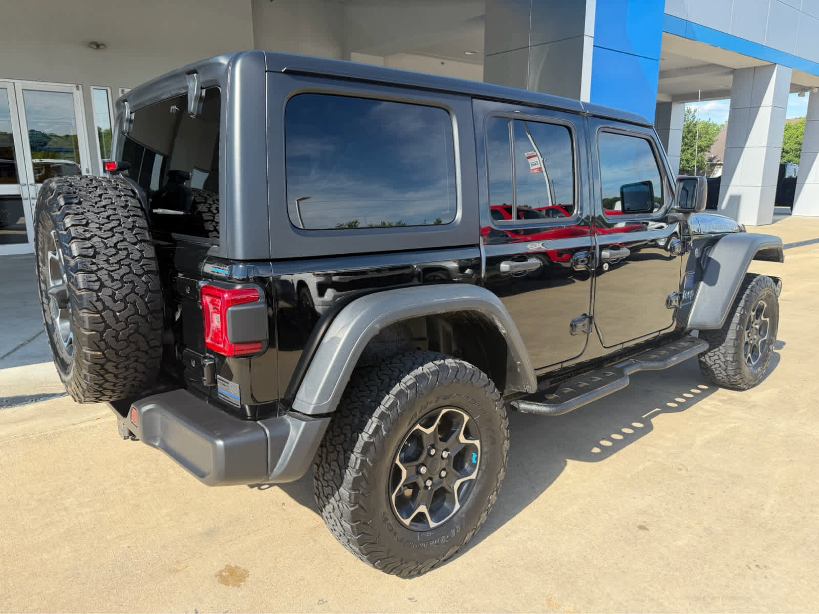 Used 2023 Jeep Wrangler Unlimited Rubicon 4xe w/ Cold Weather Group AWD/4WD image 6