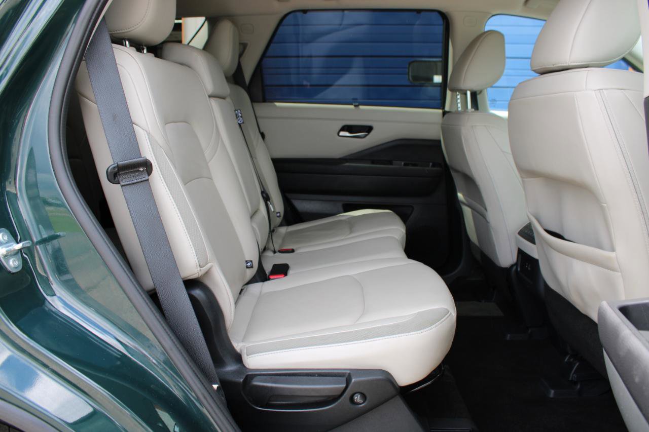 Used 2025 Nissan Pathfinder SL AWD/4WD image 46