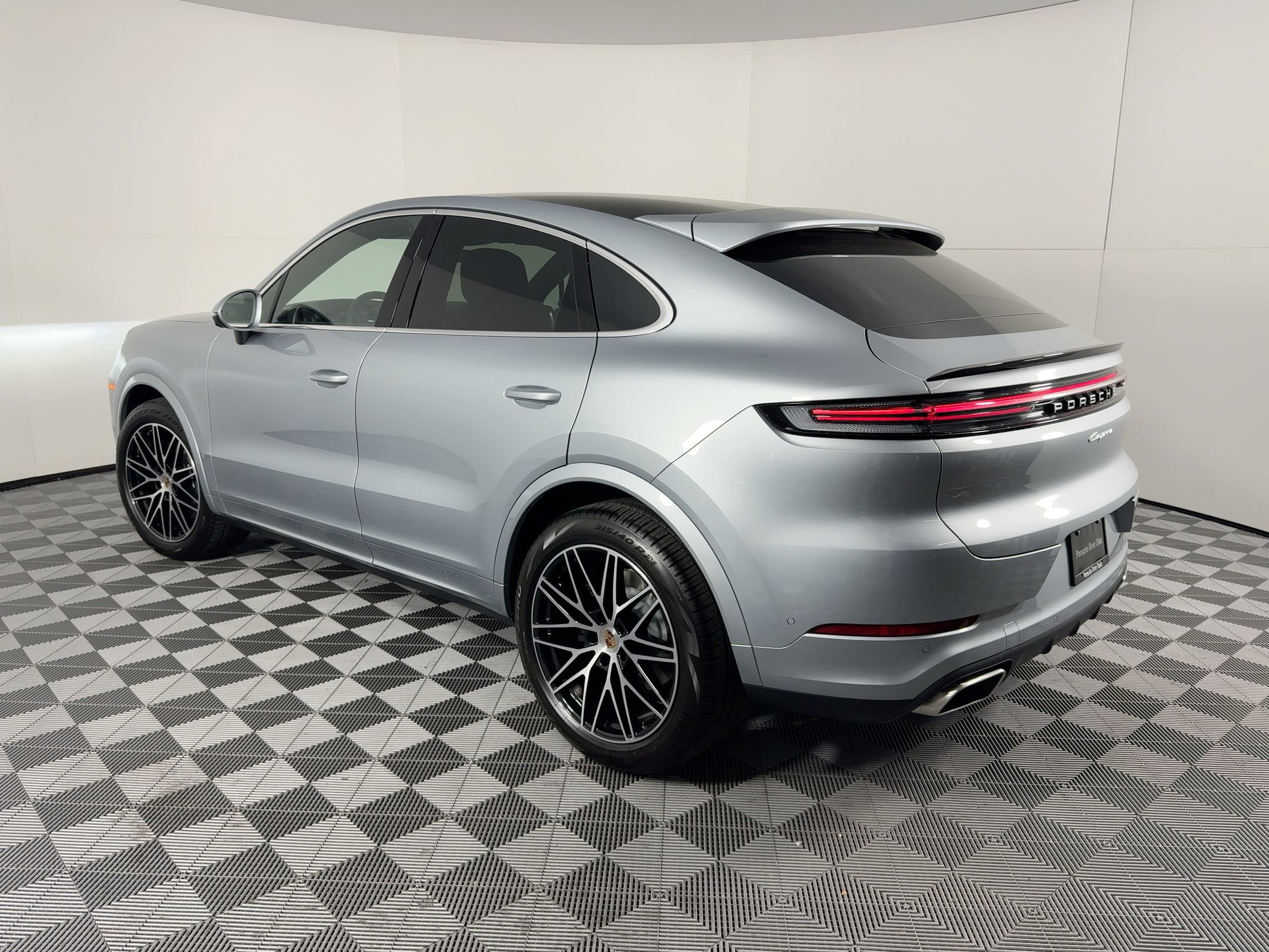 Certified 2026 Porsche Cayenne Coupe image 3