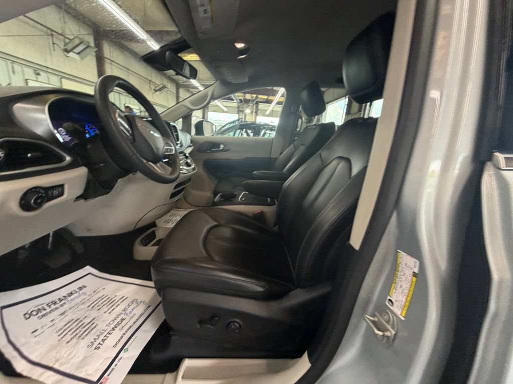 Used 2023 Chrysler Pacifica Touring-L FWD image 9