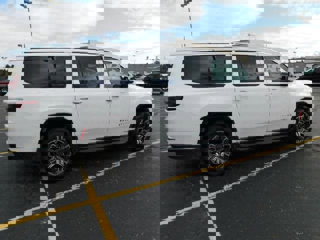 Used 2024 Jeep Wagoneer L Series II w/ Flexible Seating Group image 10