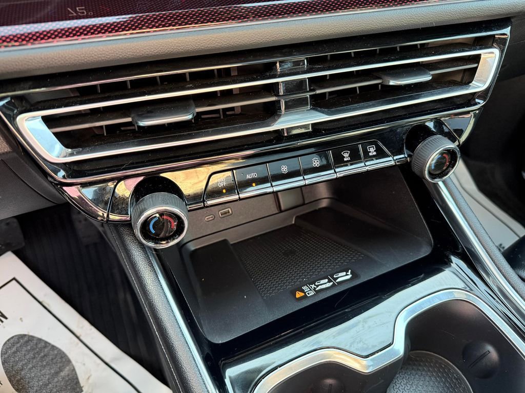 Used 2025 Chevrolet Traverse RS AWD/4WD image 9