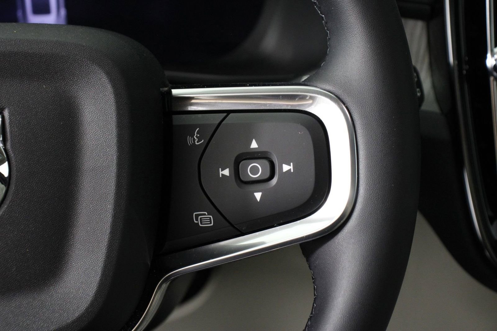 Certified 2026 Volvo XC40 B5 Plus w/ Protection Package Premier image 11