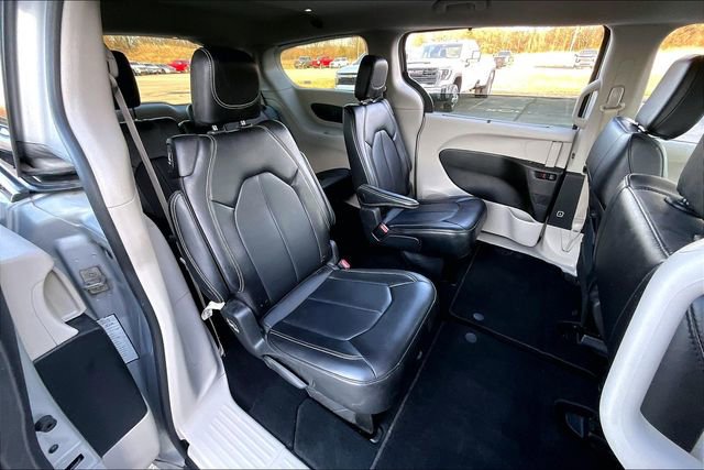 Used 2024 Chrysler Pacifica Touring-L image 24