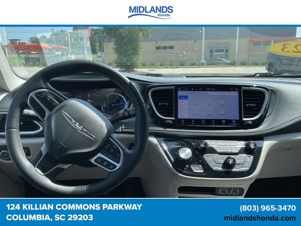 Used 2023 Chrysler Pacifica Touring-L FWD image 13