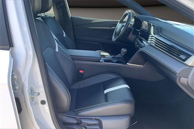 Used 2025 Toyota Camry SE image 7