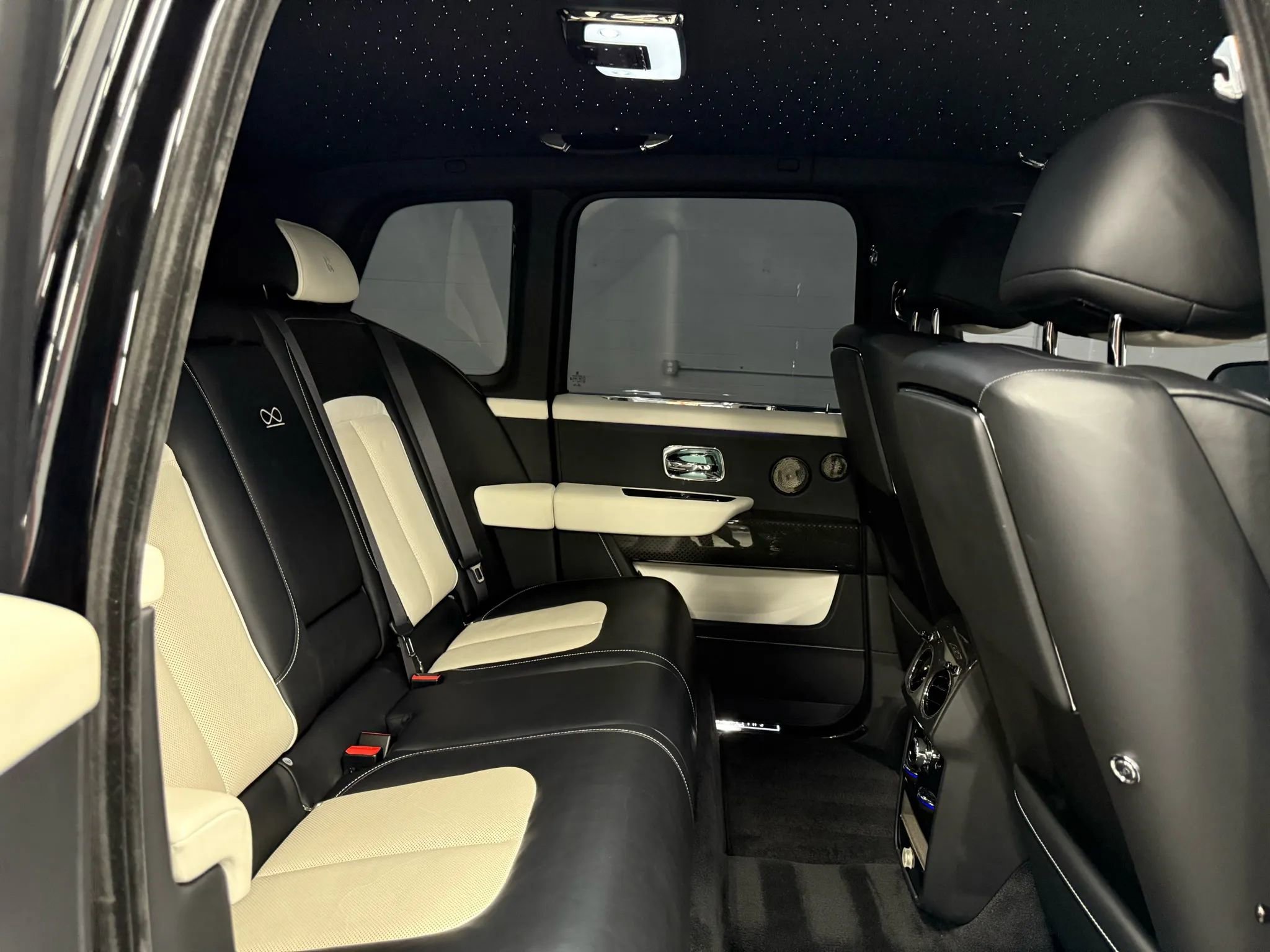 Used 2022 Rolls-Royce Cullinan Black Badge w/ Dark Exterior Package image 55