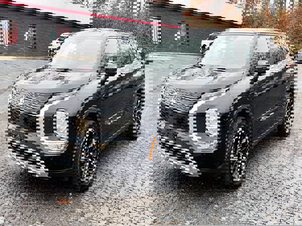 Used 2023 Mitsubishi Outlander SE image 1