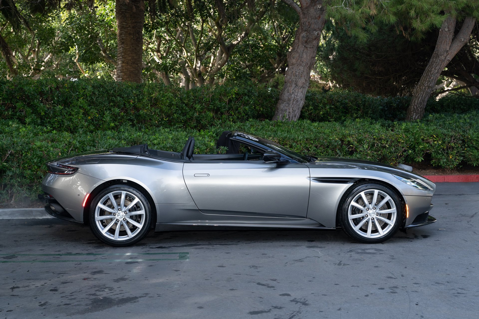 Used 2019 Aston Martin DB11 Volante image 28