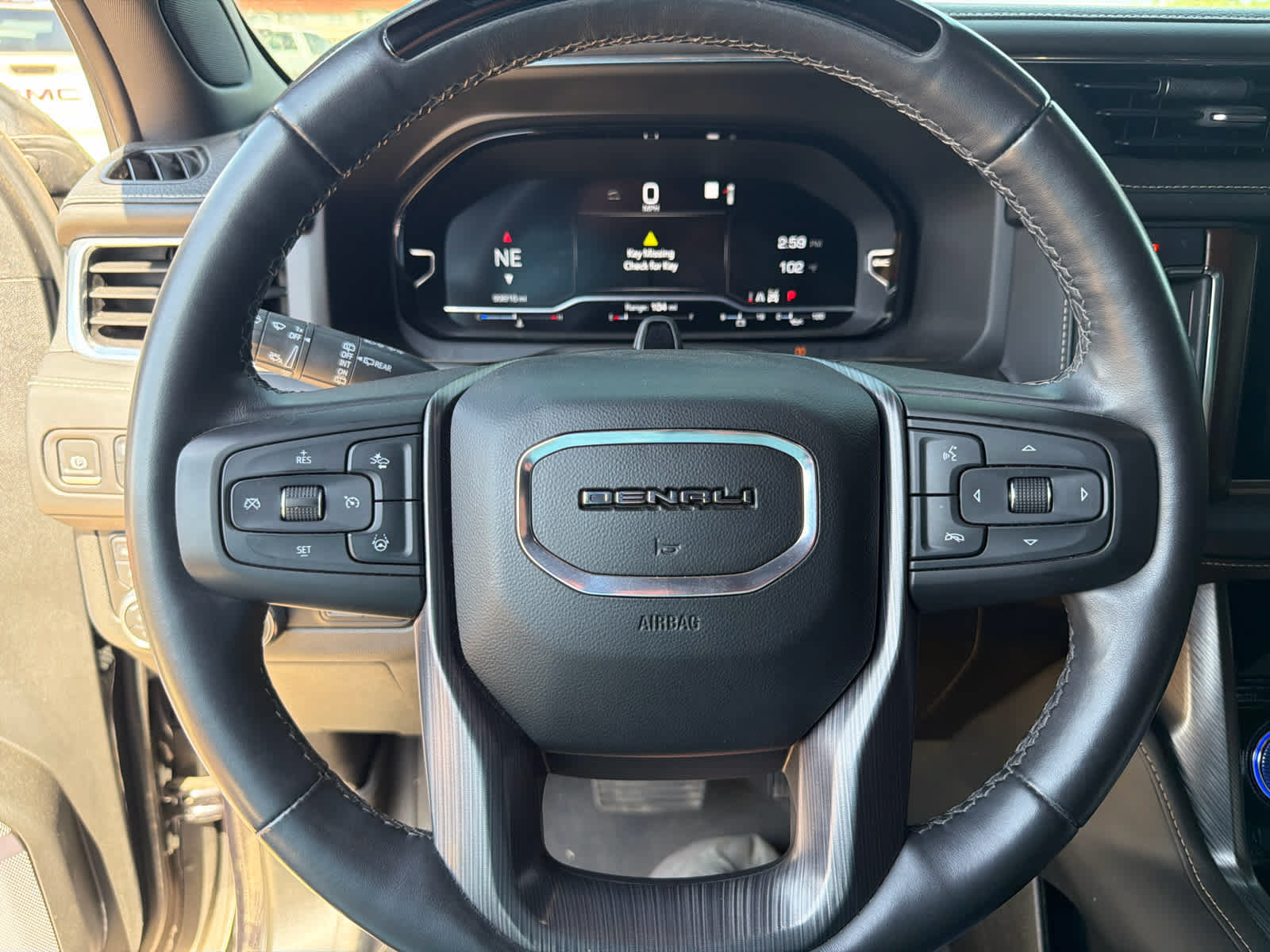 Used 2023 GMC Yukon XL Denali Ultimate AWD/4WD image 8