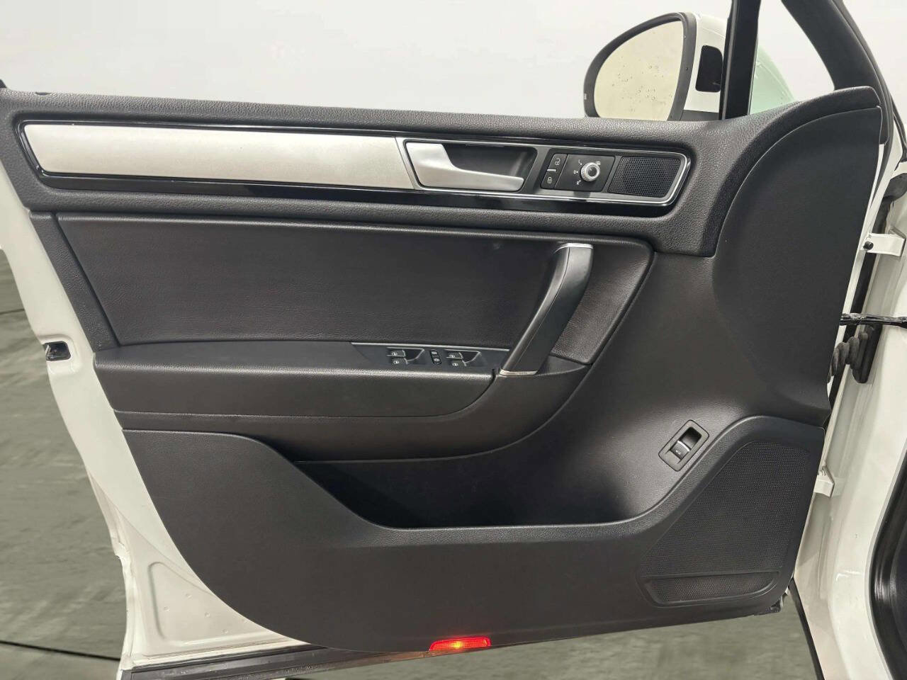 Used 2016 Volkswagen Touareg VR6 image 10