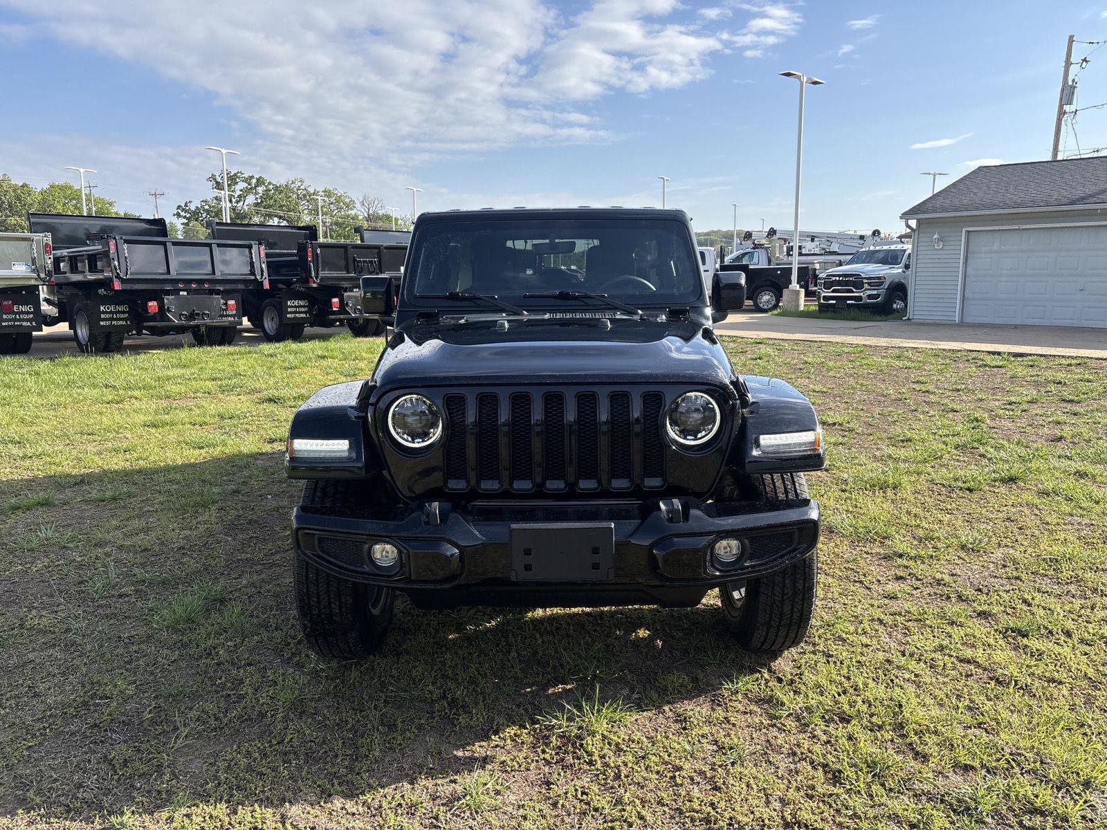 Used 2023 Jeep Wrangler Unlimited Sahara AWD/4WD image 4