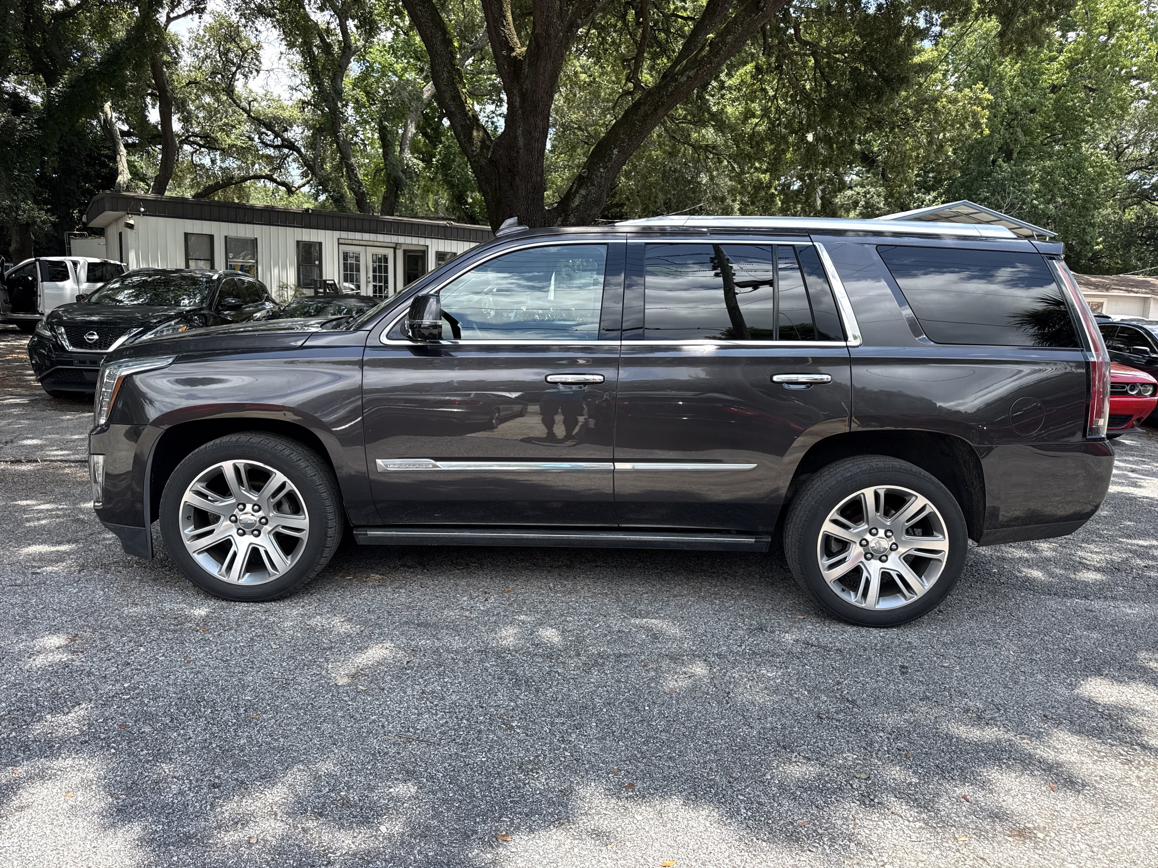 Used 2015 Cadillac Escalade Premium AWD/4WD image 2