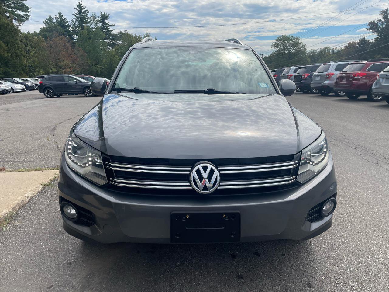 Used 2016 Volkswagen Tiguan SE image 2