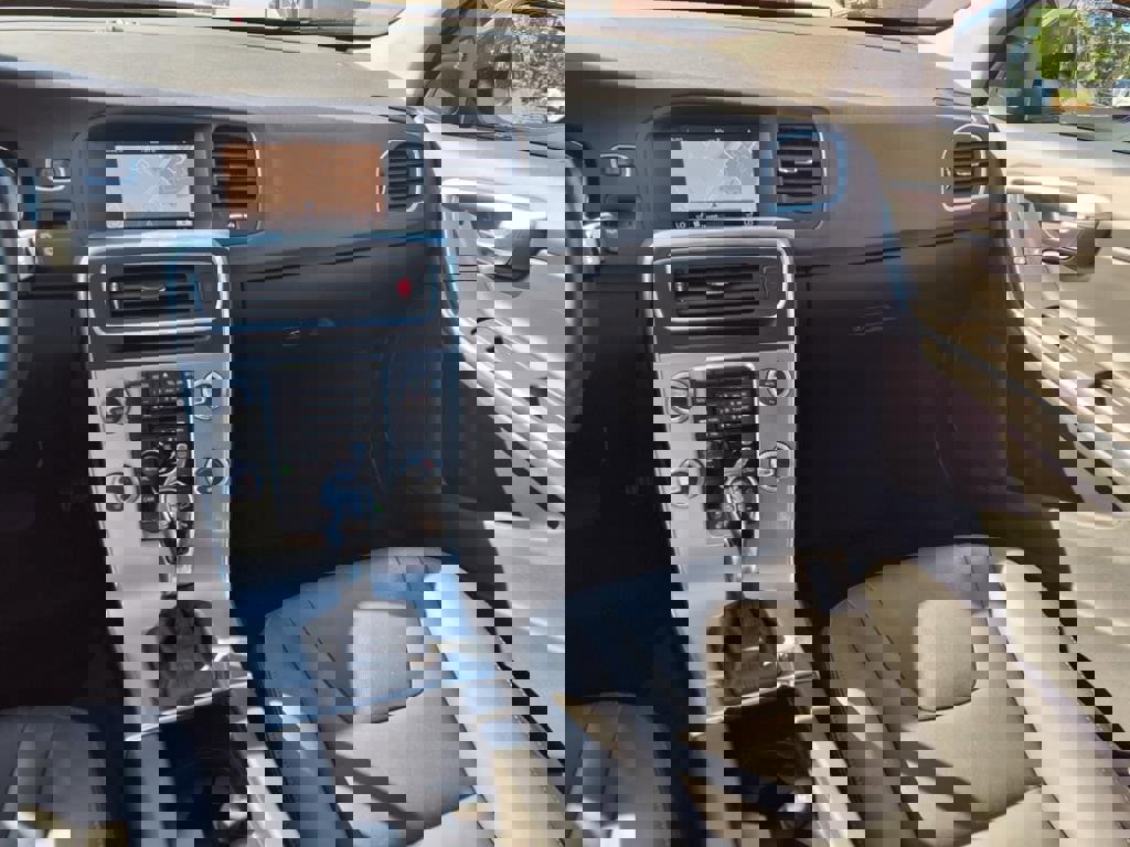 Used 2018 Volvo V60 T5 Cross Country w/ Convenience Package image 14