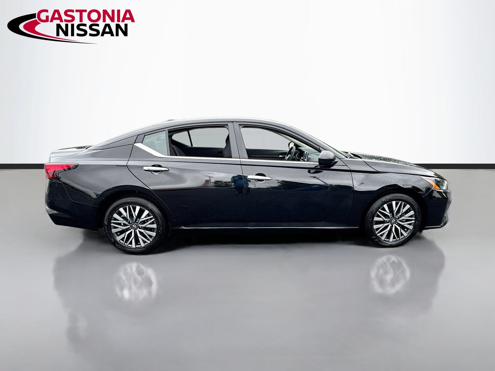 Used 2025 Nissan Altima 2.5 SV FWD image 10
