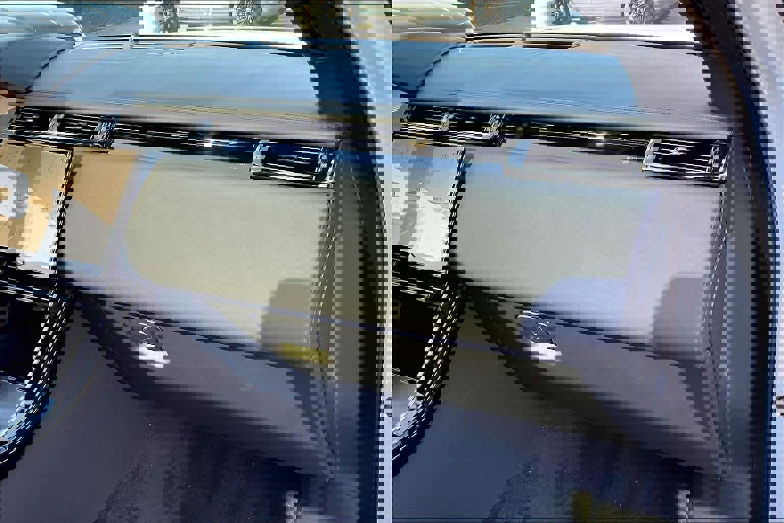 New 2026 Land Rover Range Rover Velar Dynamic SE image 28