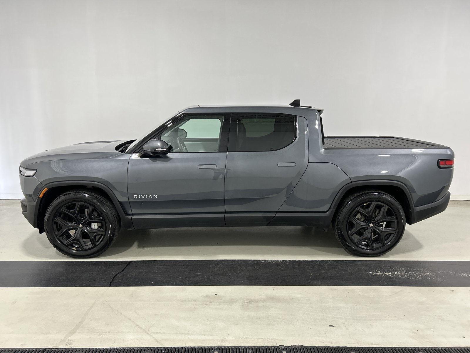 Used 2025 Rivian R1T Adventure AWD/4WD image 2