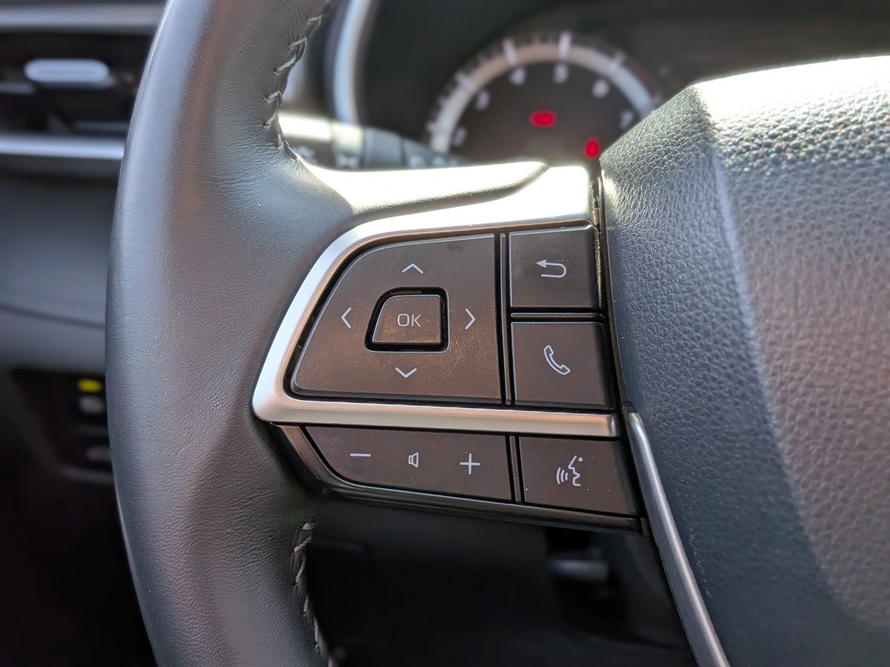 Used 2024 Toyota Highlander XLE AWD/4WD image 27