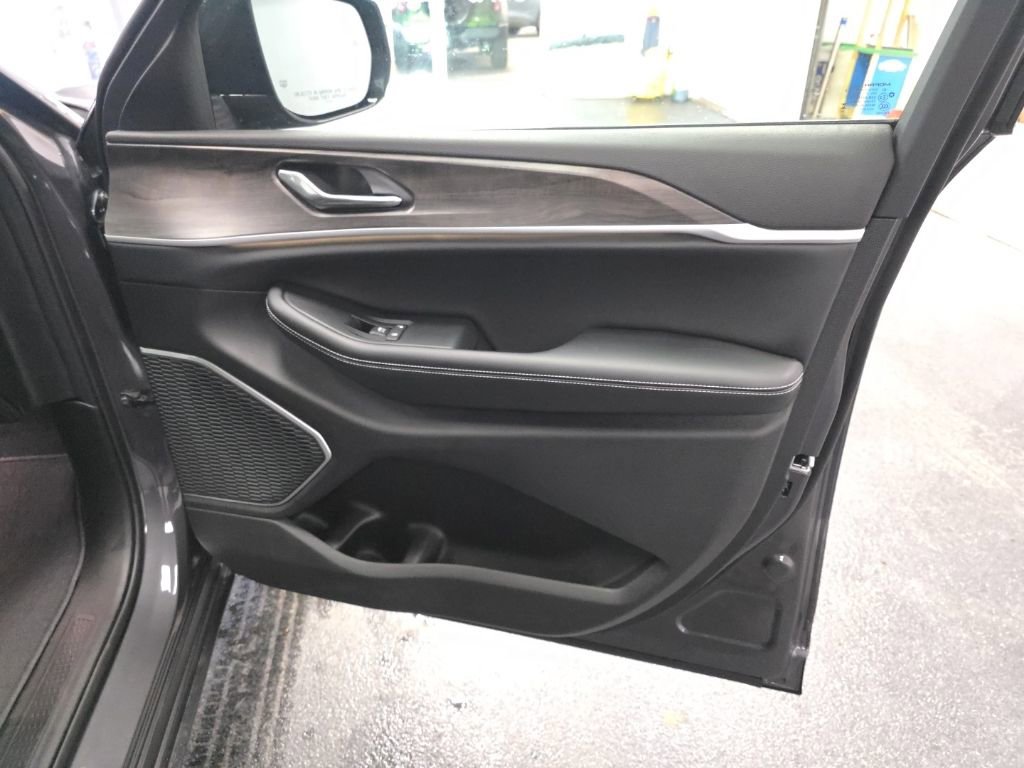 New 2026 Jeep Grand Cherokee L Limited w/ Limited Altitude Package image 18