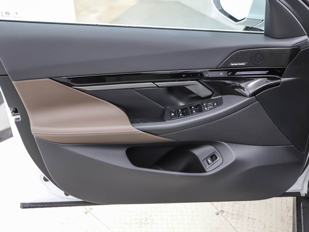 Certified 2025 BMW 530i xDrive w/ Premium Package image 9