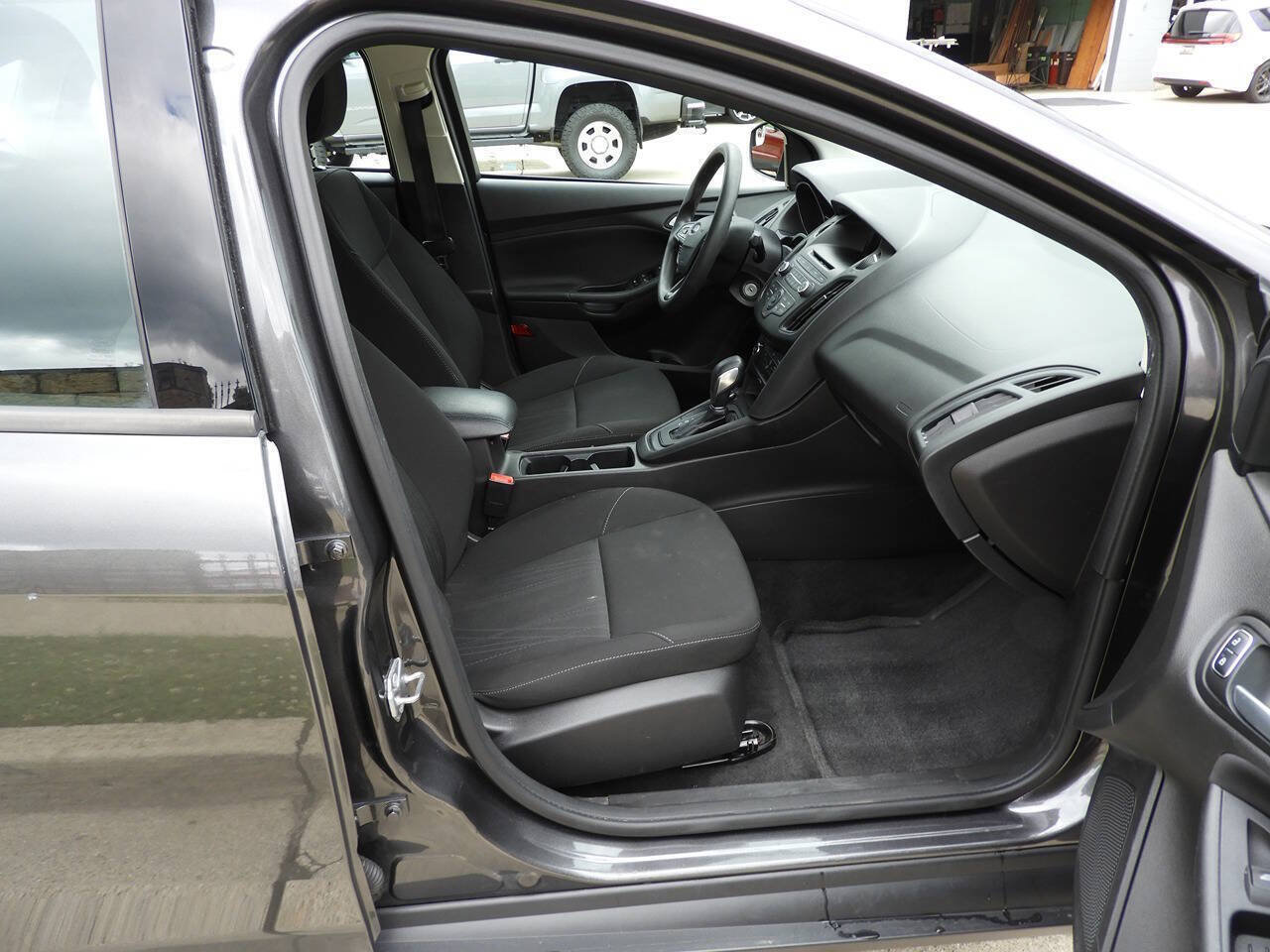 Used 2017 Ford Focus SE FWD image 29
