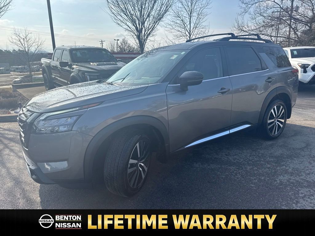 Certified 2025 Nissan Pathfinder Platinum w/ Black Appearance Package image 4